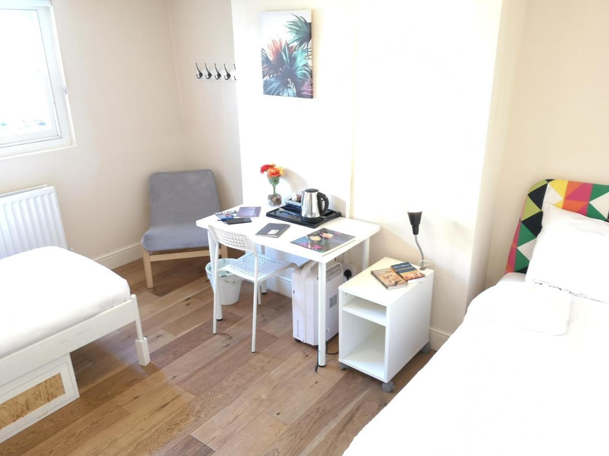 Chambre avec Lits Jumeaux - Salle de Bains Commune
