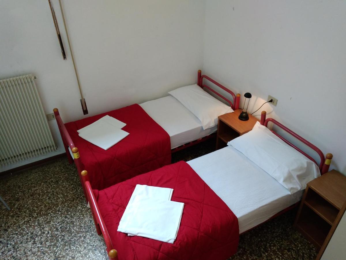 Chambre Lits Jumeaux avec Salle de Bains Commune