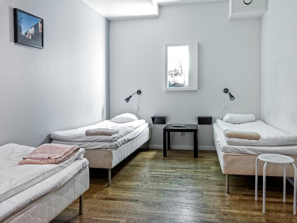 Chambre Triple avec Salle de Bains Commune (Sans Fenêtre)
