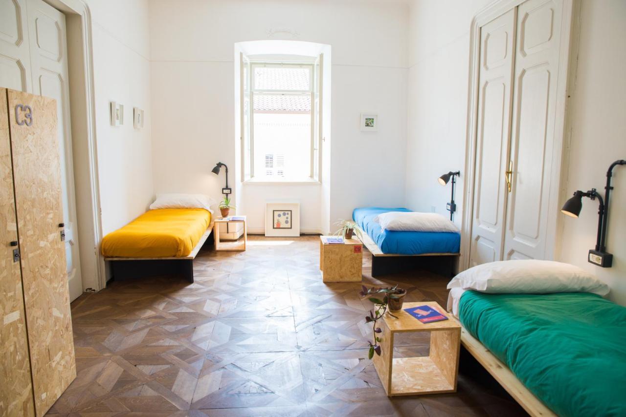 Lit Simple dans Dortoir pour Femmes