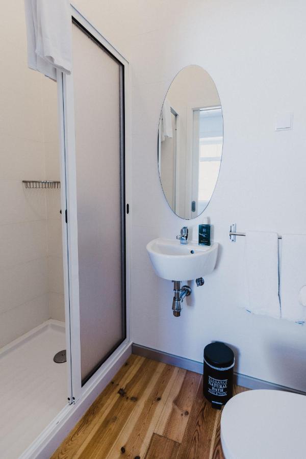 Lit Simple dans Dortoir Mixte