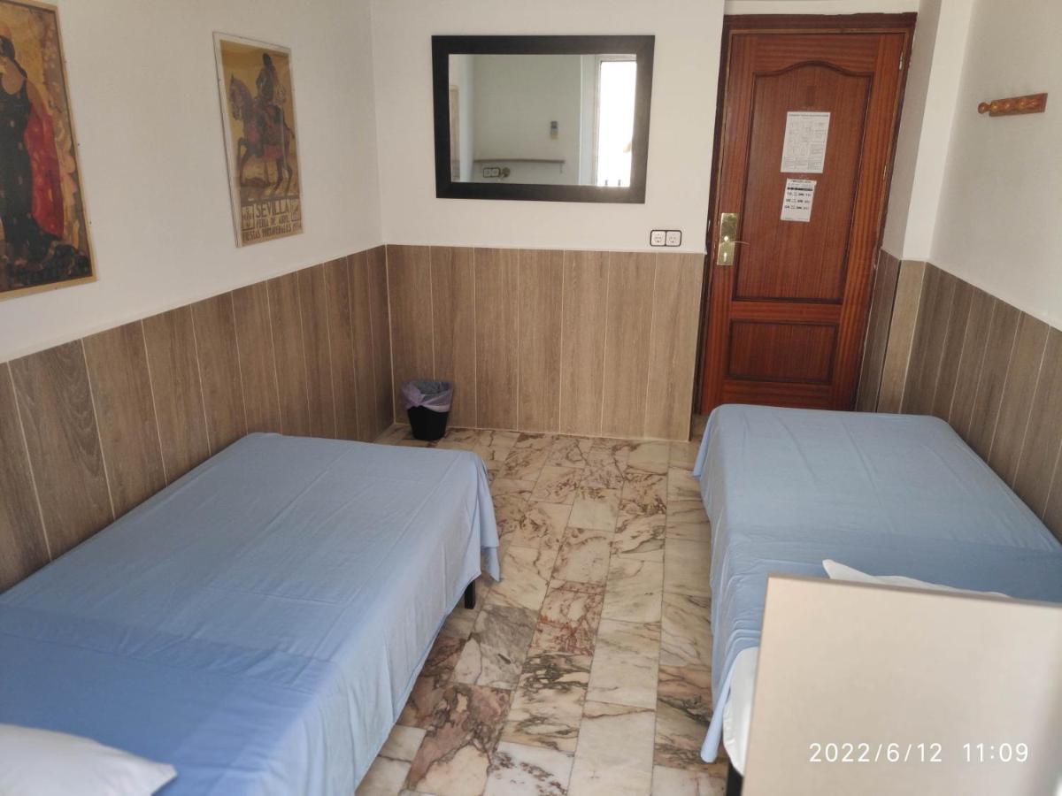 Chambre Lits Jumeaux avec Salle de Bains Commune