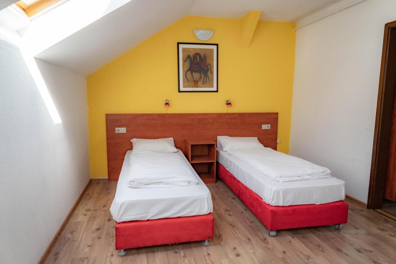 Twin Room,1255816633:JPEG