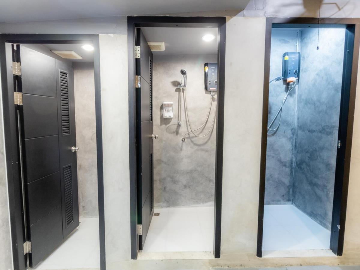 Lit Simple dans Dortoir Mixte