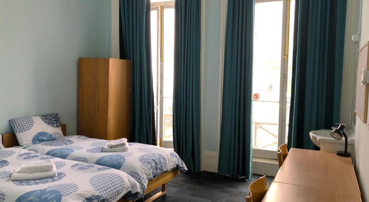 Chambre Lits Jumeaux avec Salle de Bains Commune