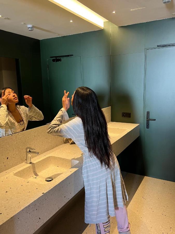 Lit dans Dortoir pour Femmes de 10 Lits avec Salle de Bains