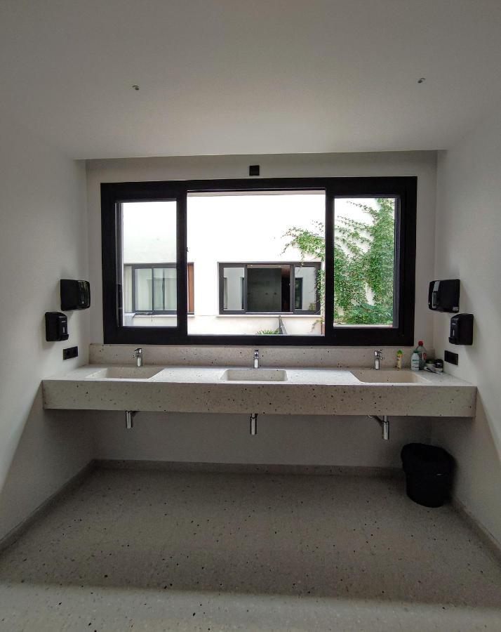 Lit dans Dortoir Mixte de 10 Lits avec Lavabo