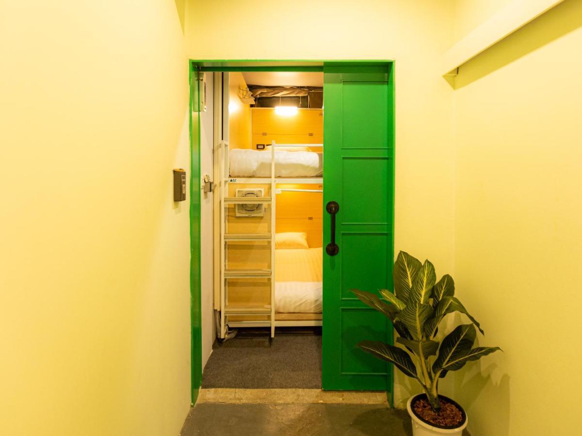 Lit Simple dans Dortoir Mixte
