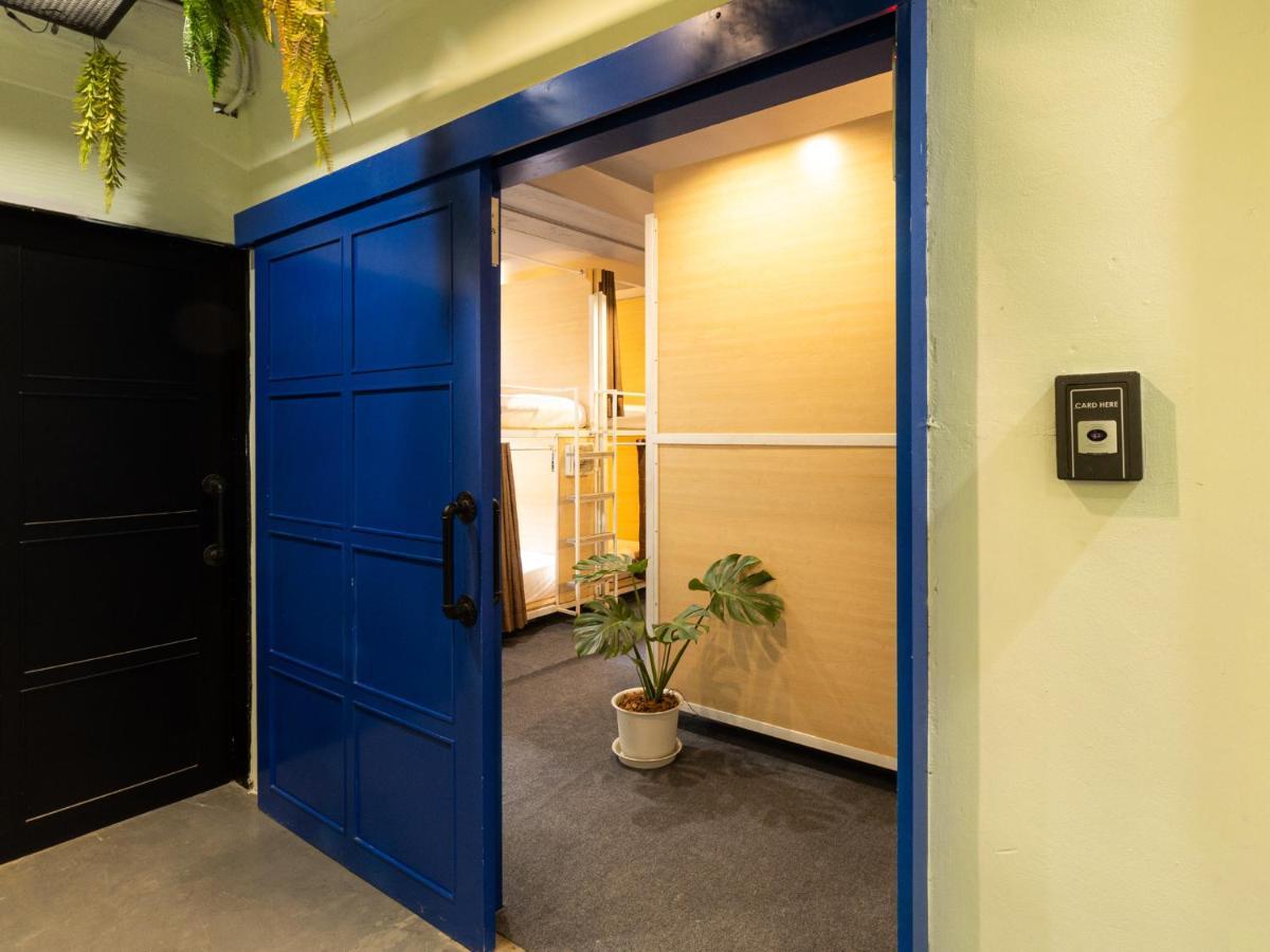 Lit Simple dans Dortoir pour Femmes