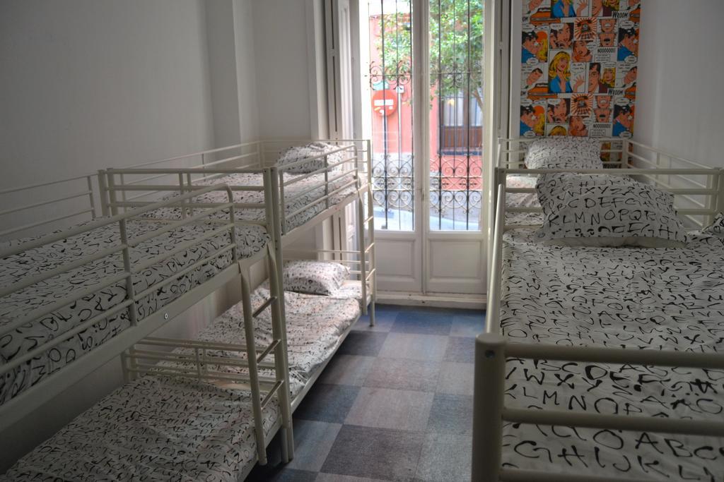 Lit Simple dans Dortoir Mixte de 8 lits