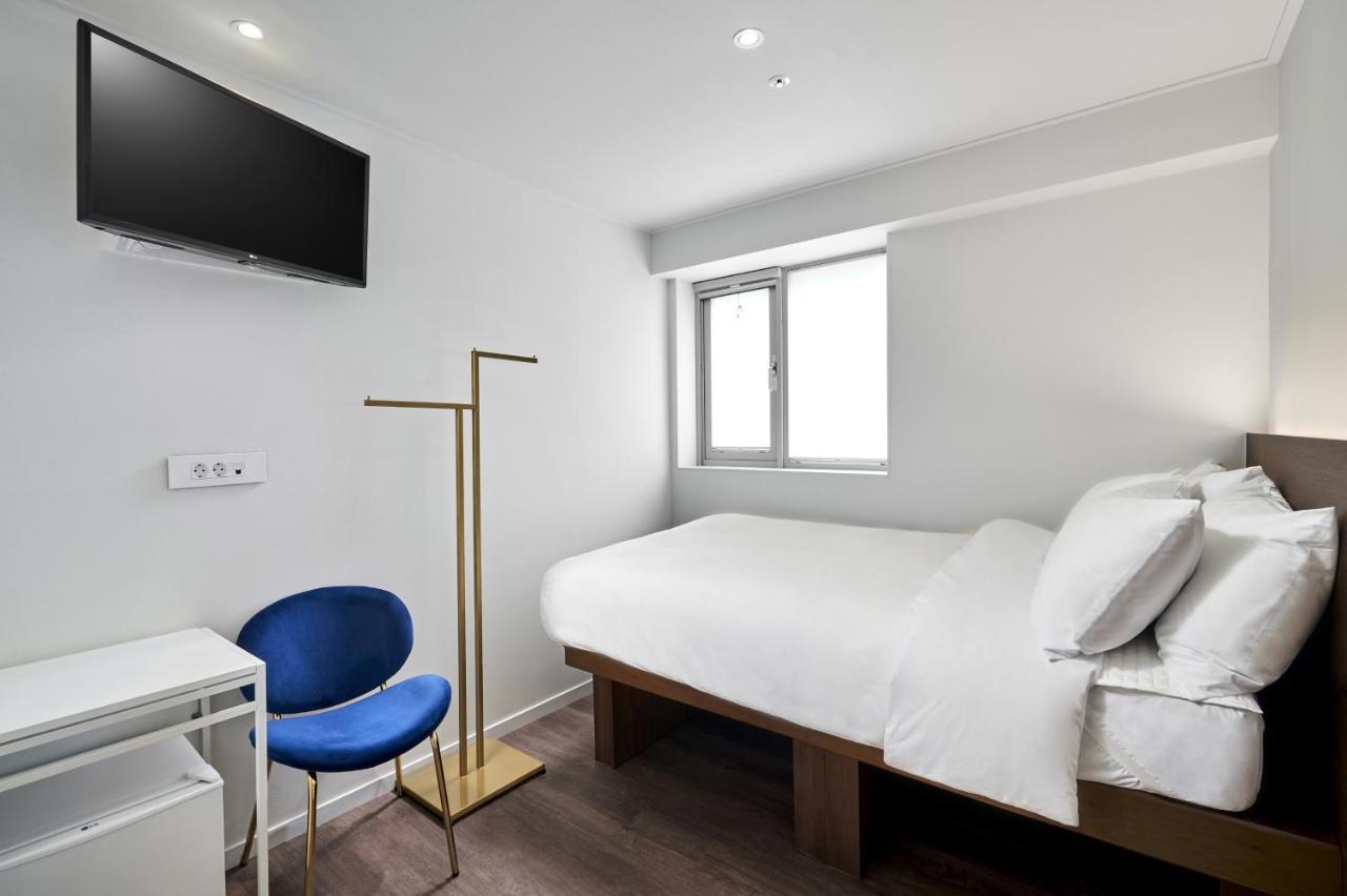 Single Room with Shared Bathroom,1316838601:JPEG