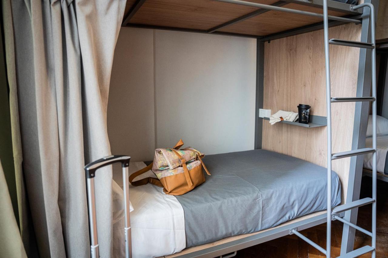 Lit Simple dans Dortoir Mixte