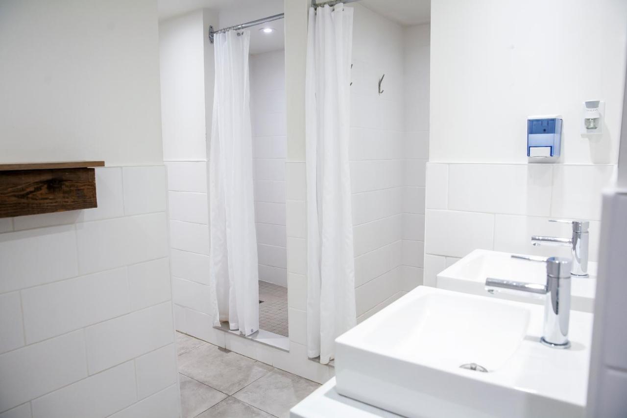 Lit Simple dans Dortoir Mixte