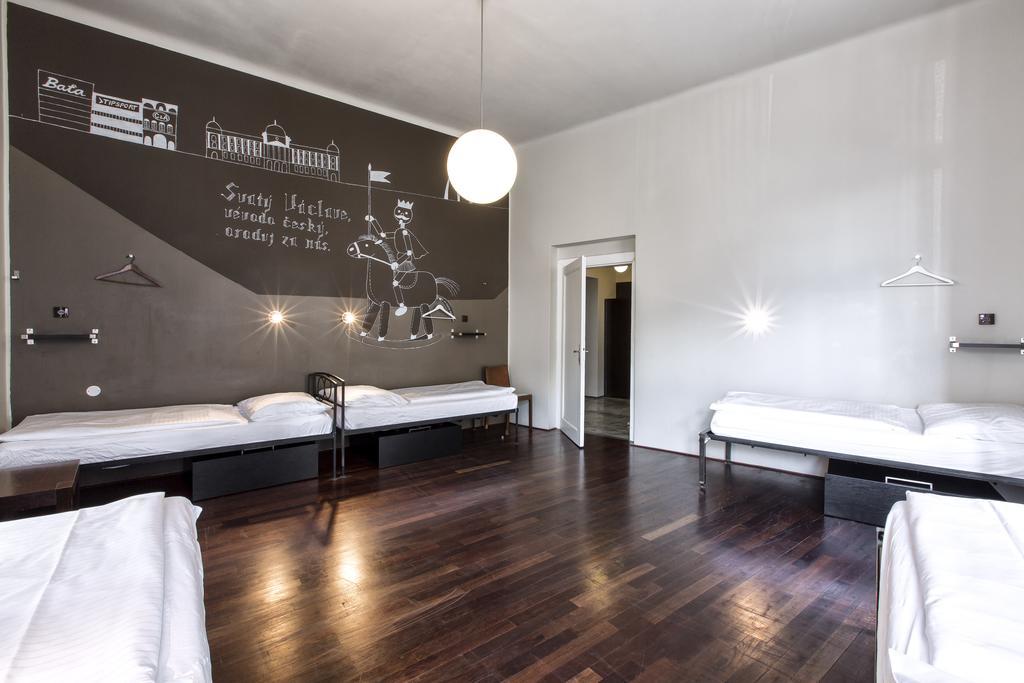 Lit Simple en Dortoir Féminin de 5 Lits