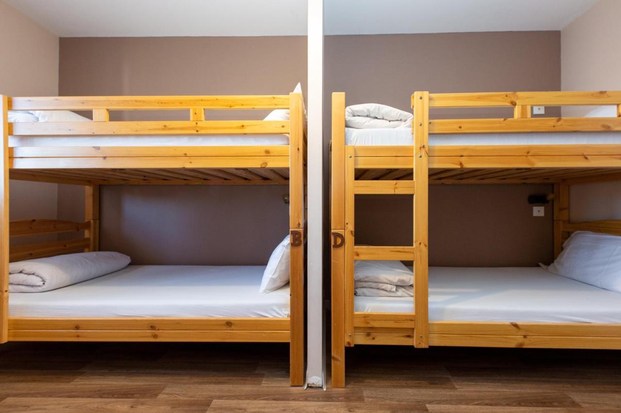 Lit dans un dortoir féminin à 4 lits avec salle de bains attenante