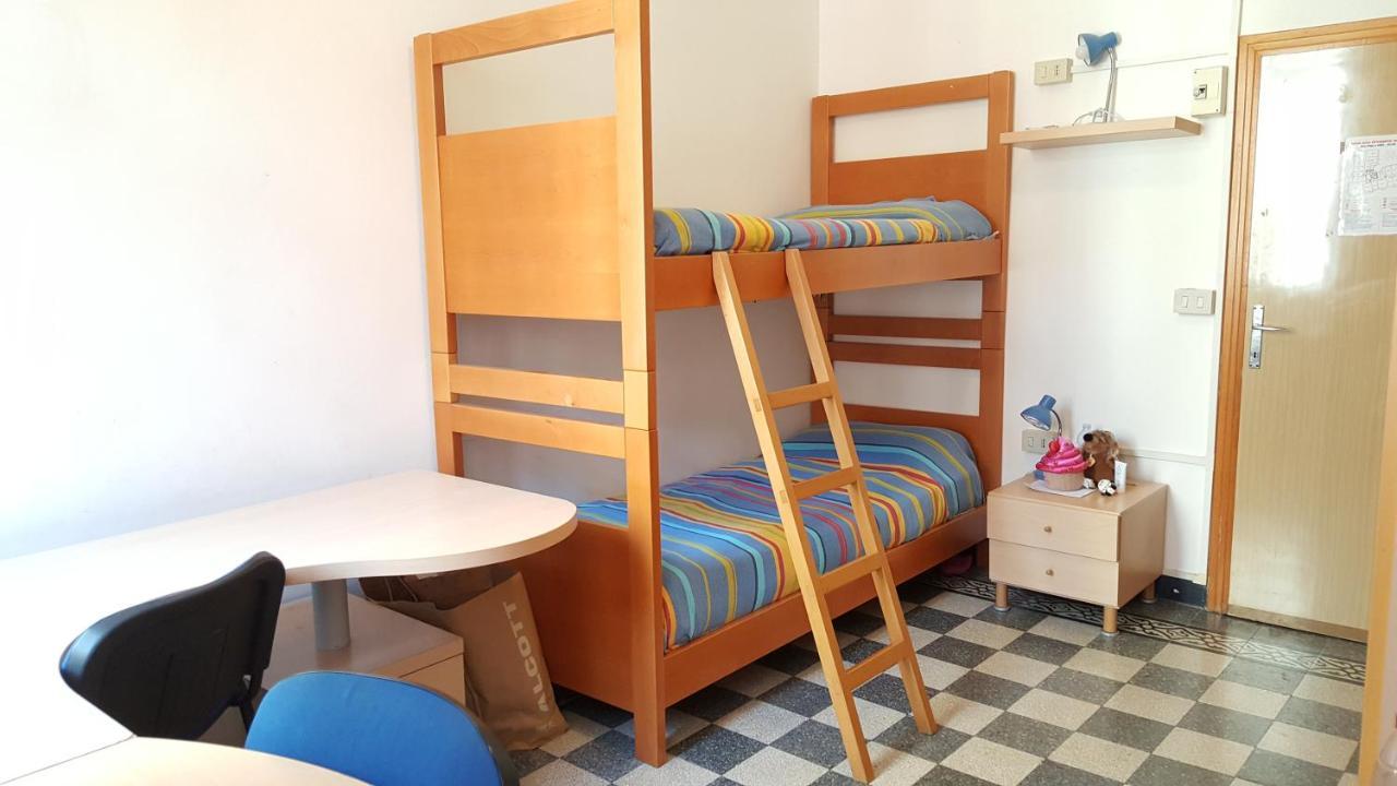 Chambre Lits Jumeaux avec Lits Superposés et Salle de Bains Commune