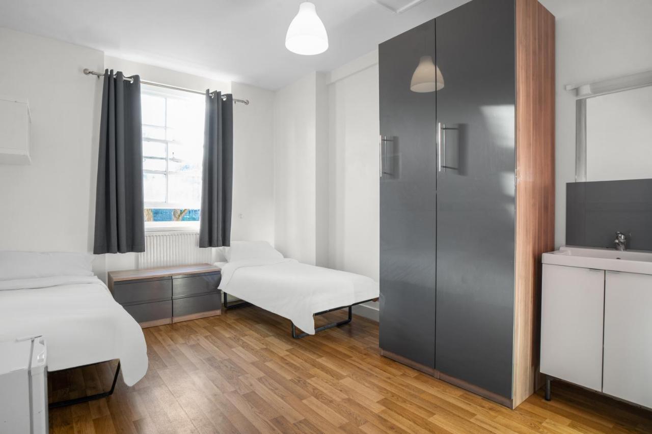 Lit Simple dans Dortoir pour Hommes de 2 Lits