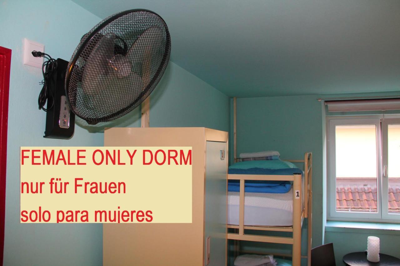 Lit Économique dans Dortoir pour Femmes de 6 Lits