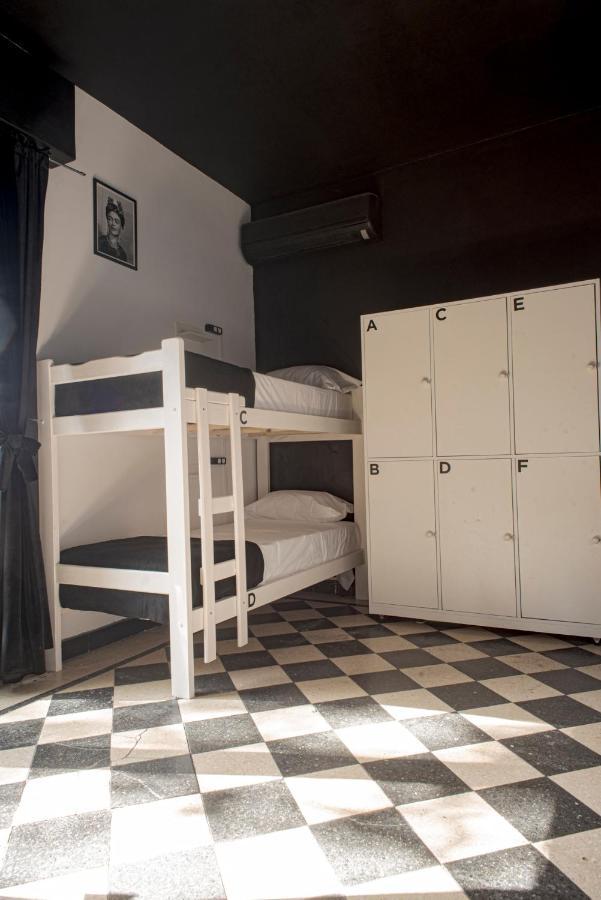 Lit dans Dortoir pour Femmes de 6 Lits