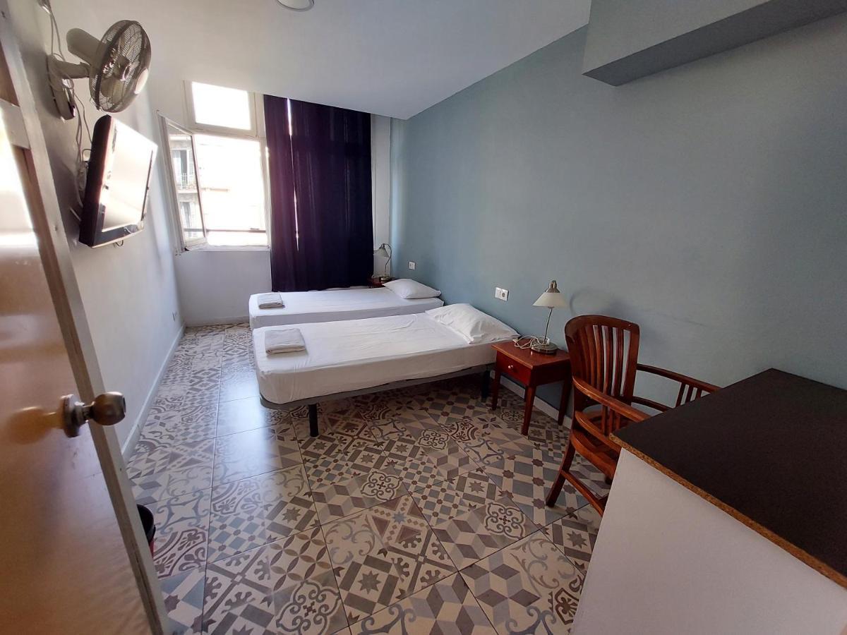 Chambre Lits Jumeaux avec Salle de Bains Commune