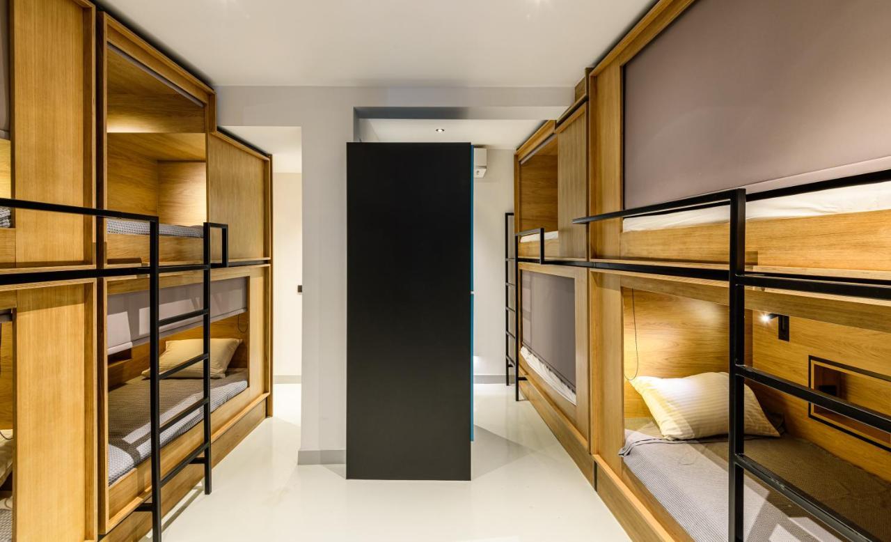 Lit Simple dans Dortoir pour Femmes de 8 Lits