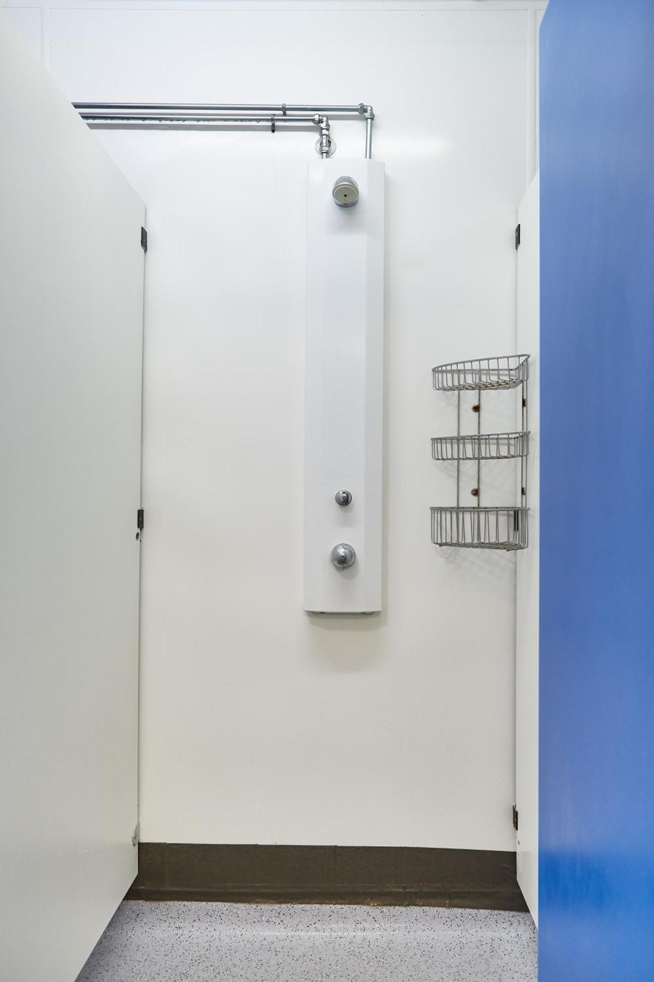 Lit dans Dortoir Mixte de 9 Lits avec Salle de Bains Commune Séparée
