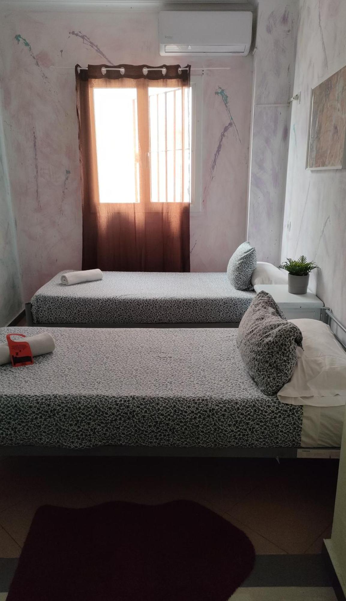 Chambre Lits Jumeaux avec Salle de Bains Commune