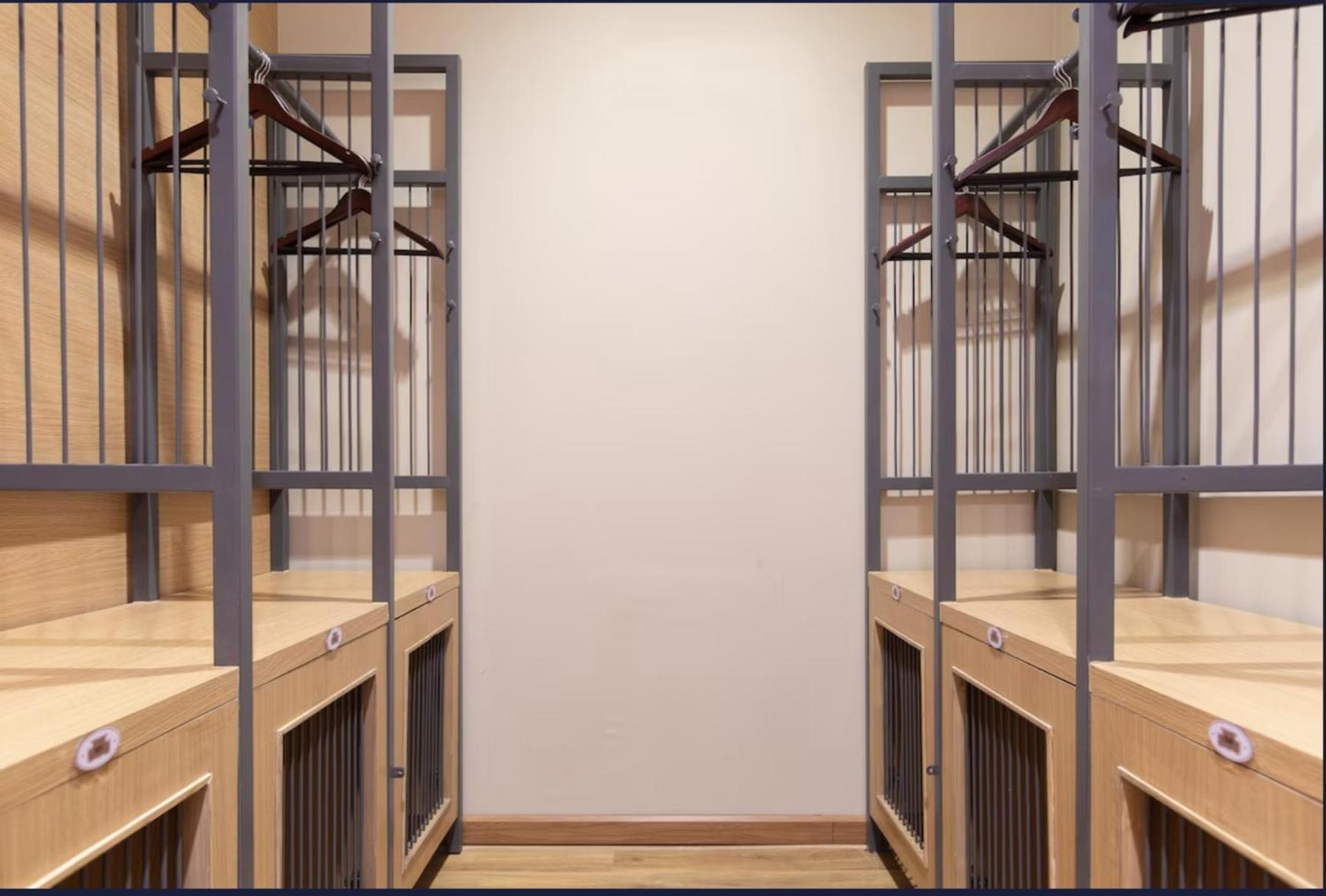 Lit Simple dans Dortoir pour Hommes