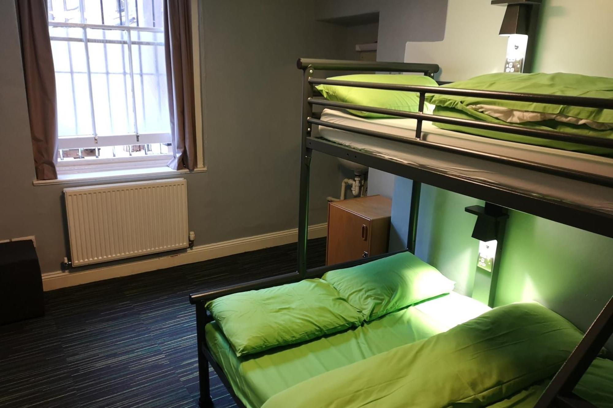 Chambre Double Double de 3 Lits - Salle de Bains Commune