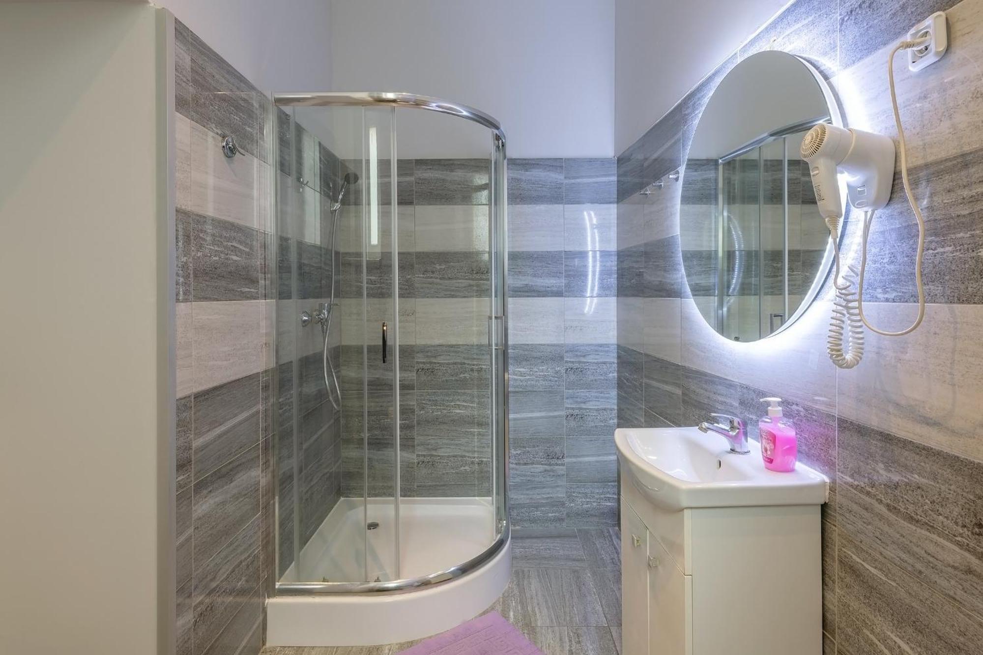 Comfort Triple Room Shower,1278595633:JPEG