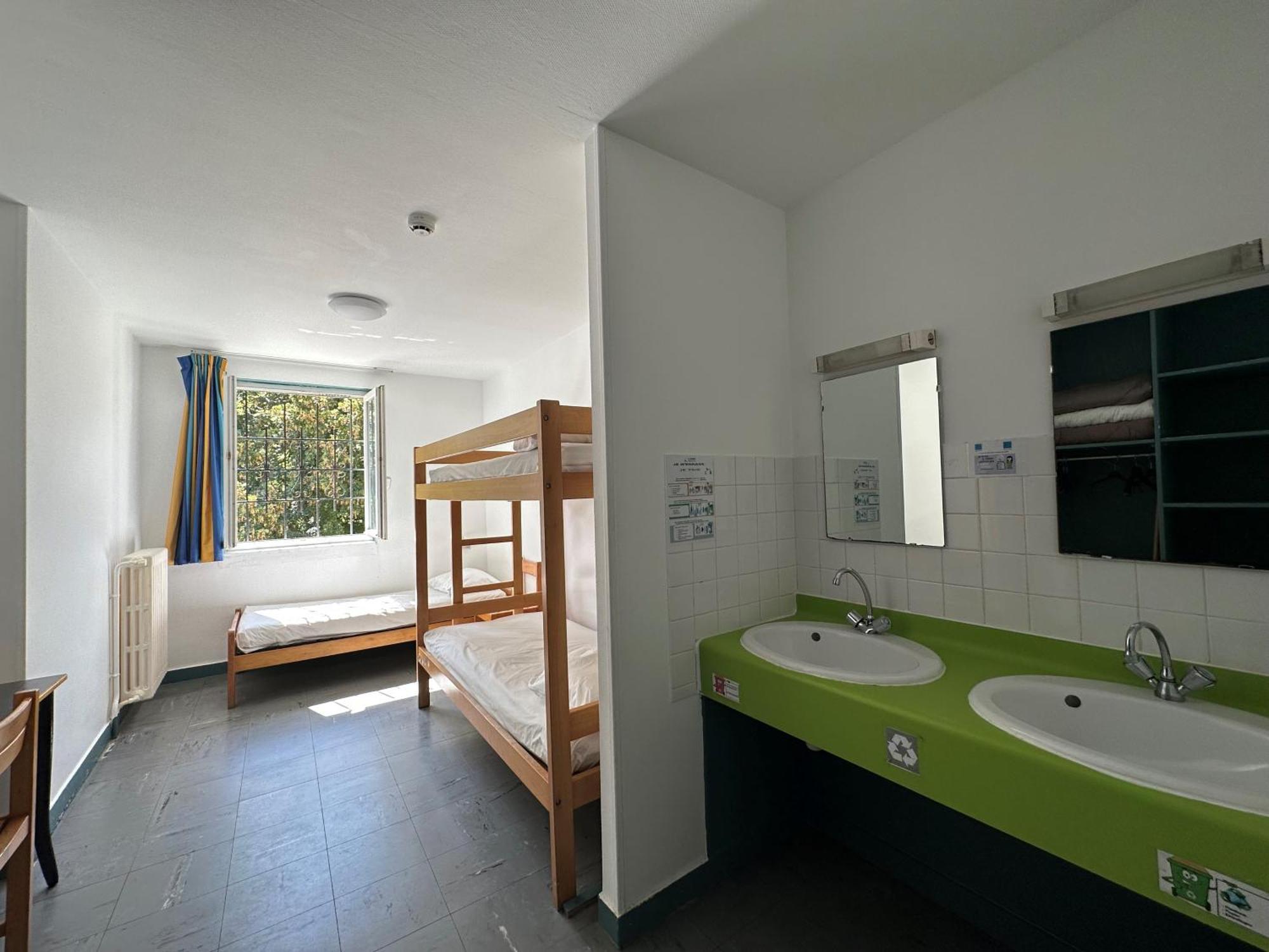 Triple Room – Shared Bathroom