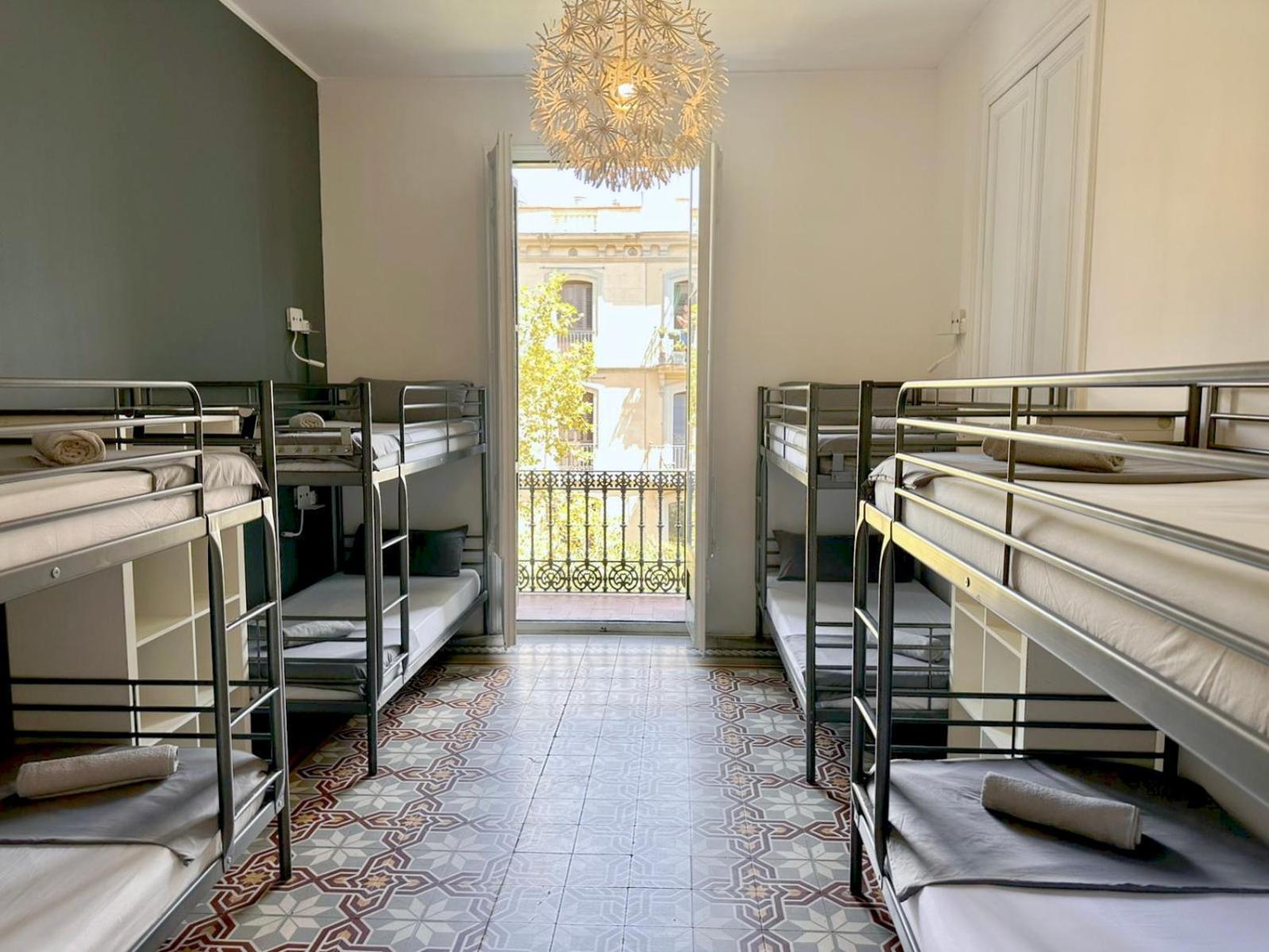 Lit dans Dortoir Mixte de 8 Lits avec Salle de Bains Commune