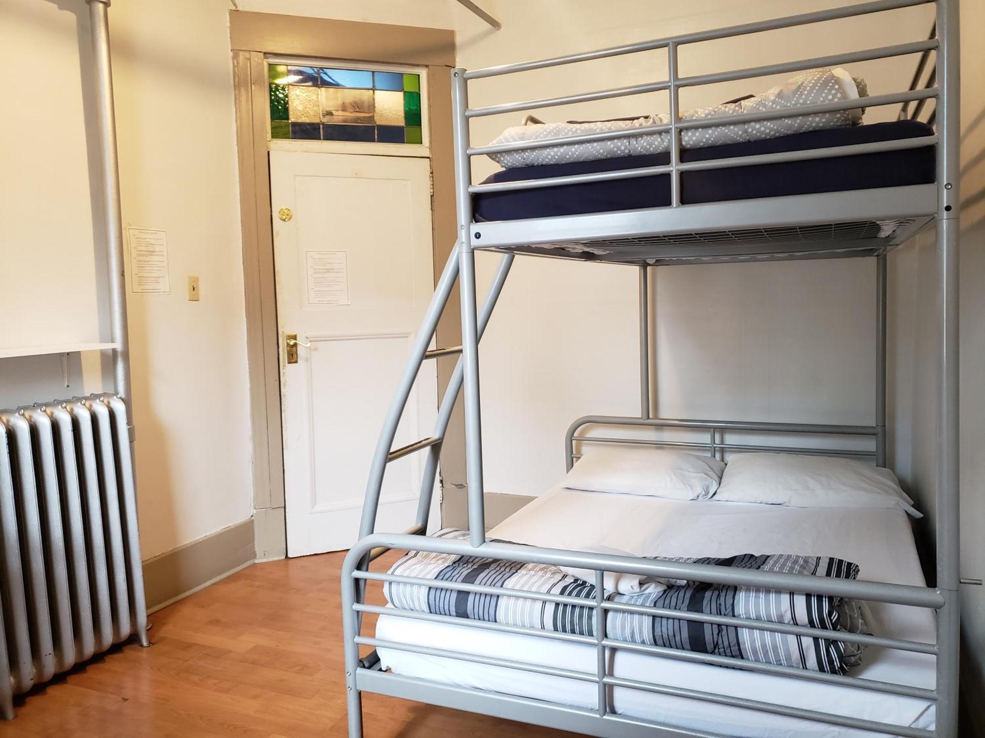 Hébergement Lits Superposés Triples avec Salle de Bains Commune