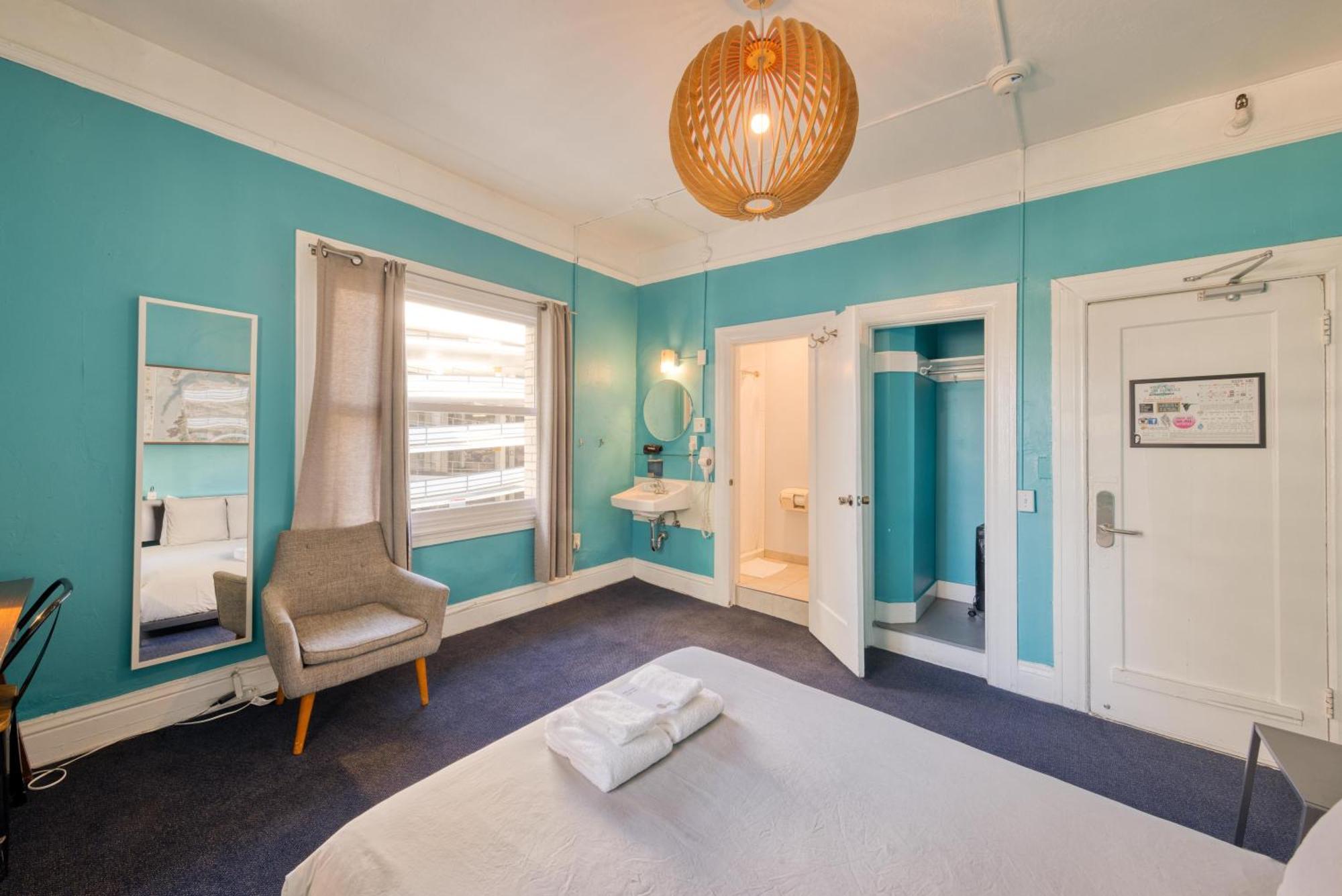 Chambre Lit Queen-Size Privée avec Salle de Bains Privative