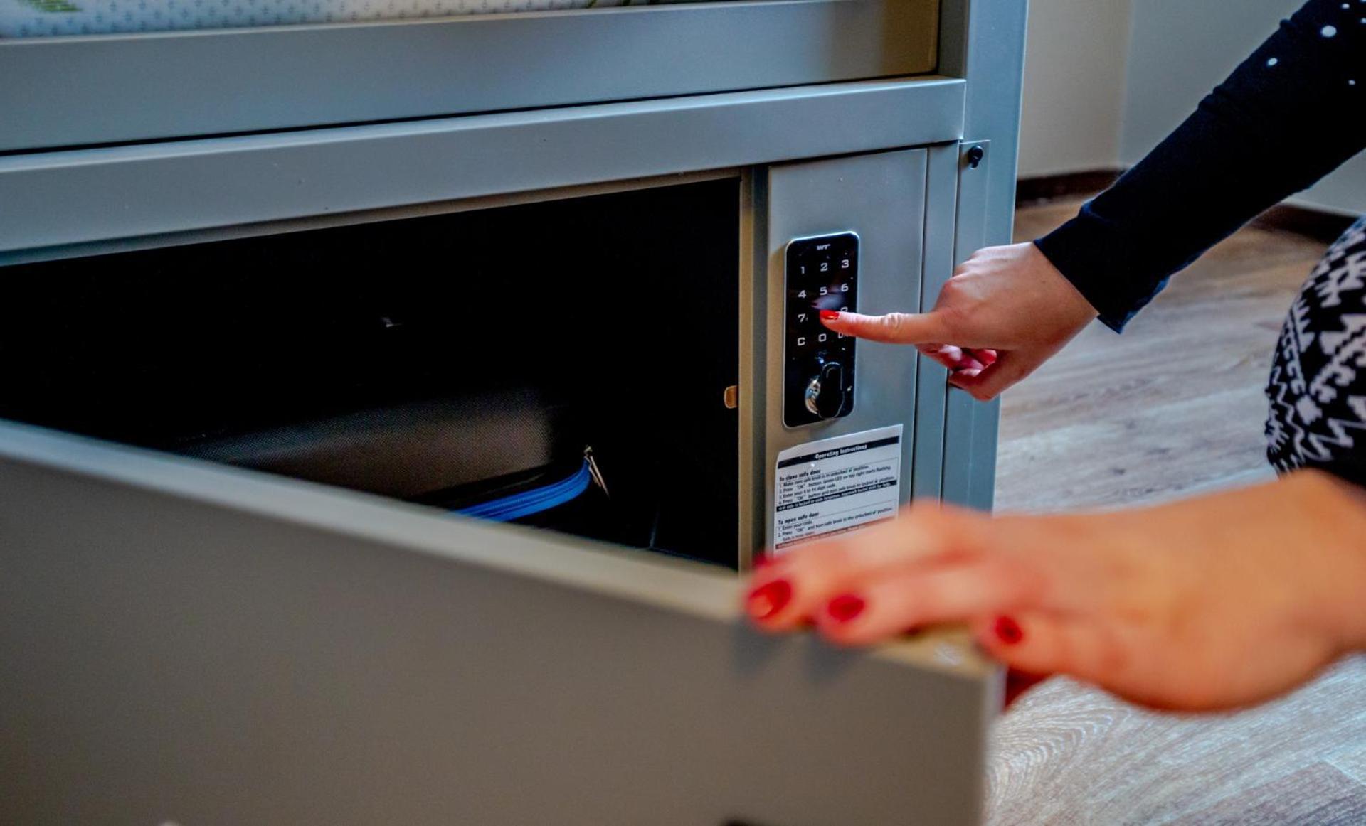 6-Bed Mixed Dormitory Room,1581170899:JPEG