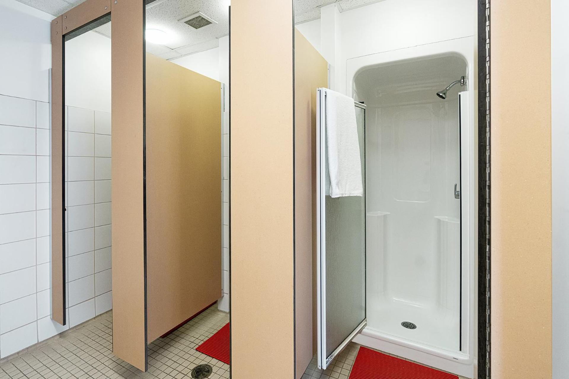 Lit Simple dans Dortoir pour Femmes de 8 Lits