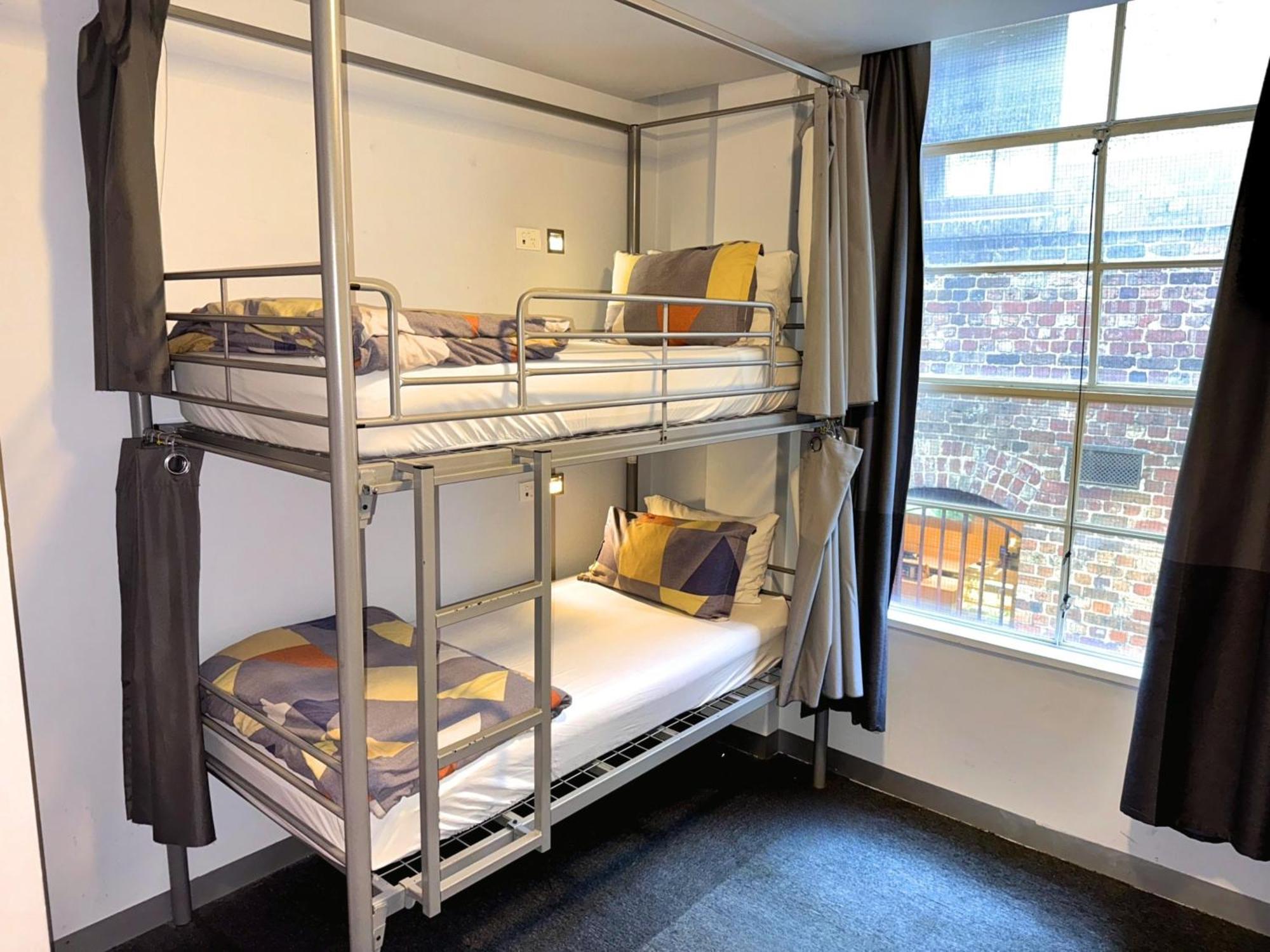 Lit dans Dortoir Mixte de 4 Lits avec Salle de Bains Commune (réservé aux Personnes de 18-35 Ans uniquement)