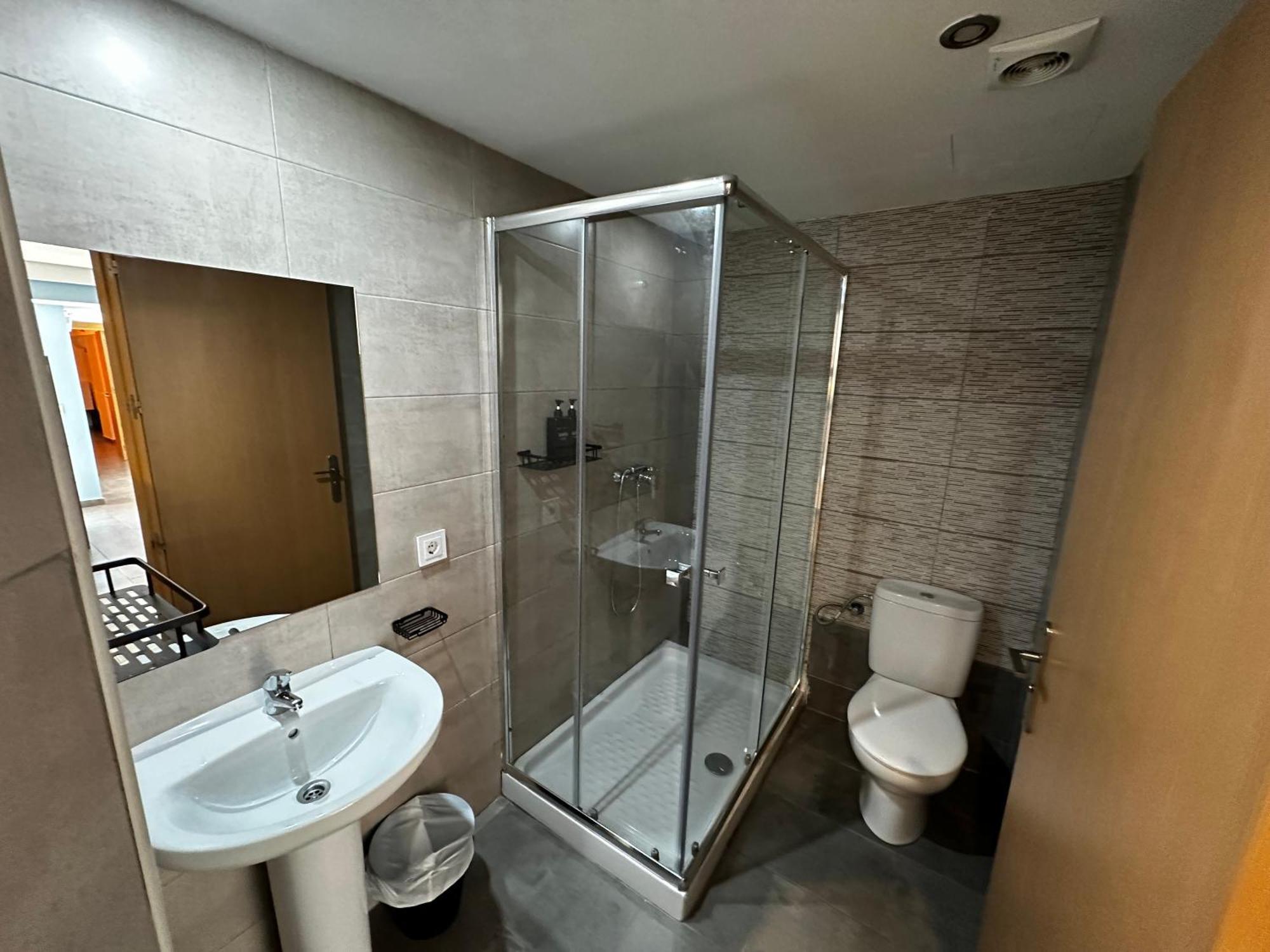 Lit Simple dans Dortoir pour Hommes