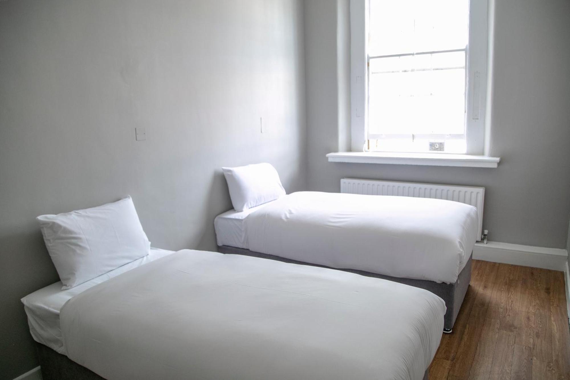 Room for 2 People (Private - Single Beds) - Shared Bathroom