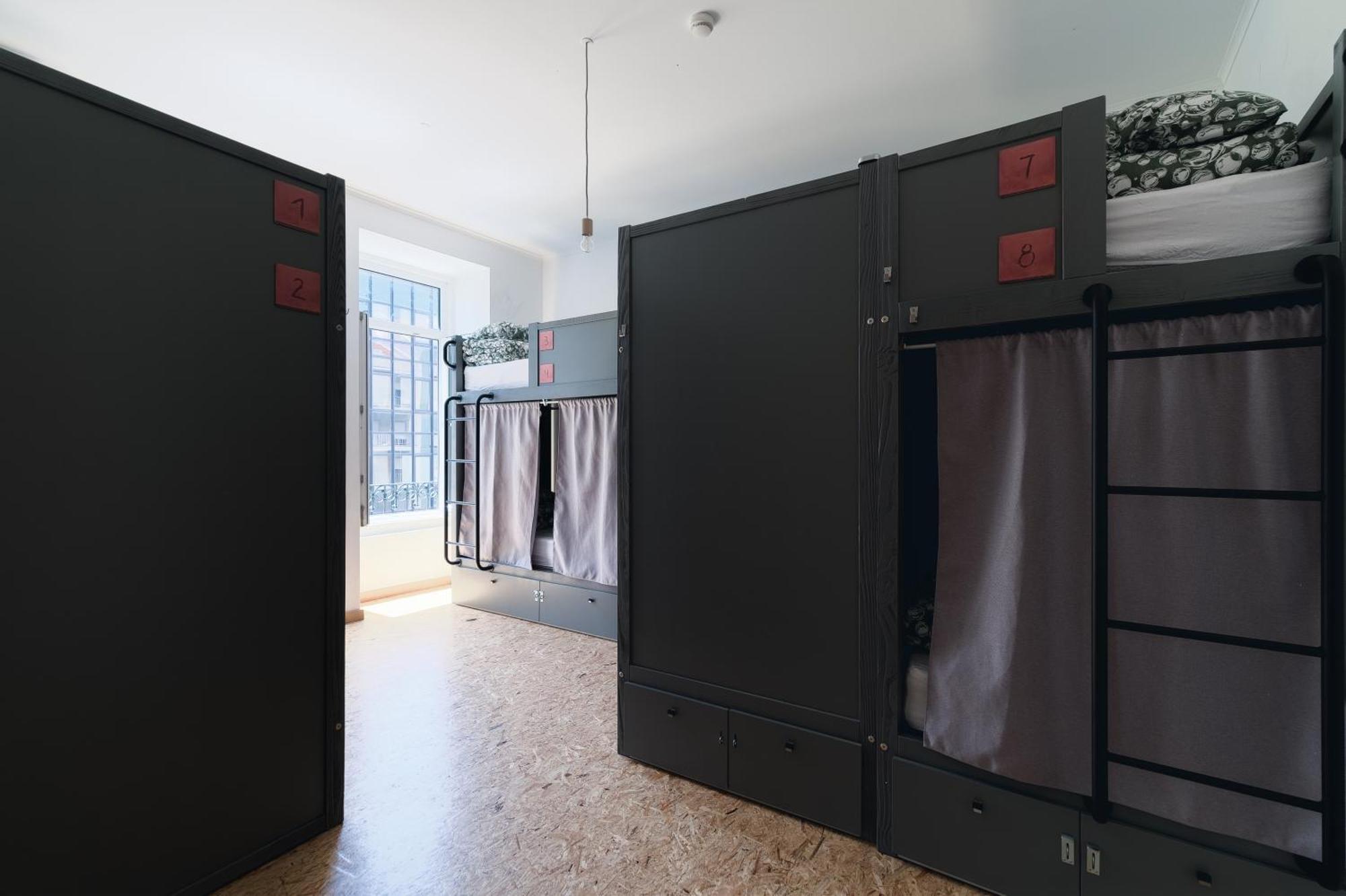 Lit dans Dortoir pour Femmes de 8 Lits