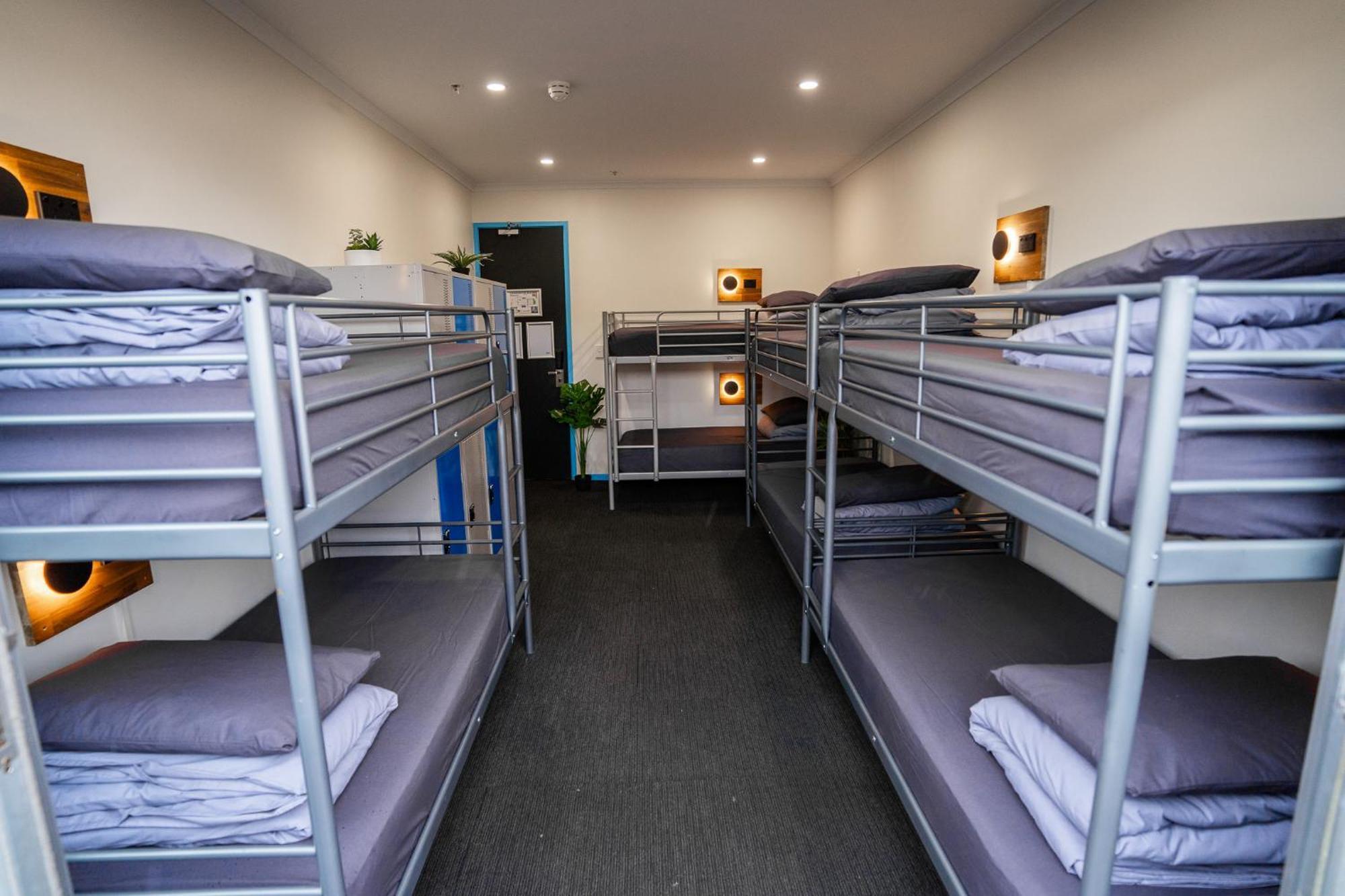 Lit dans Dortoir Mixte de 8 Lits avec Salle de Bains Commune (18-35 ans Uniquement)