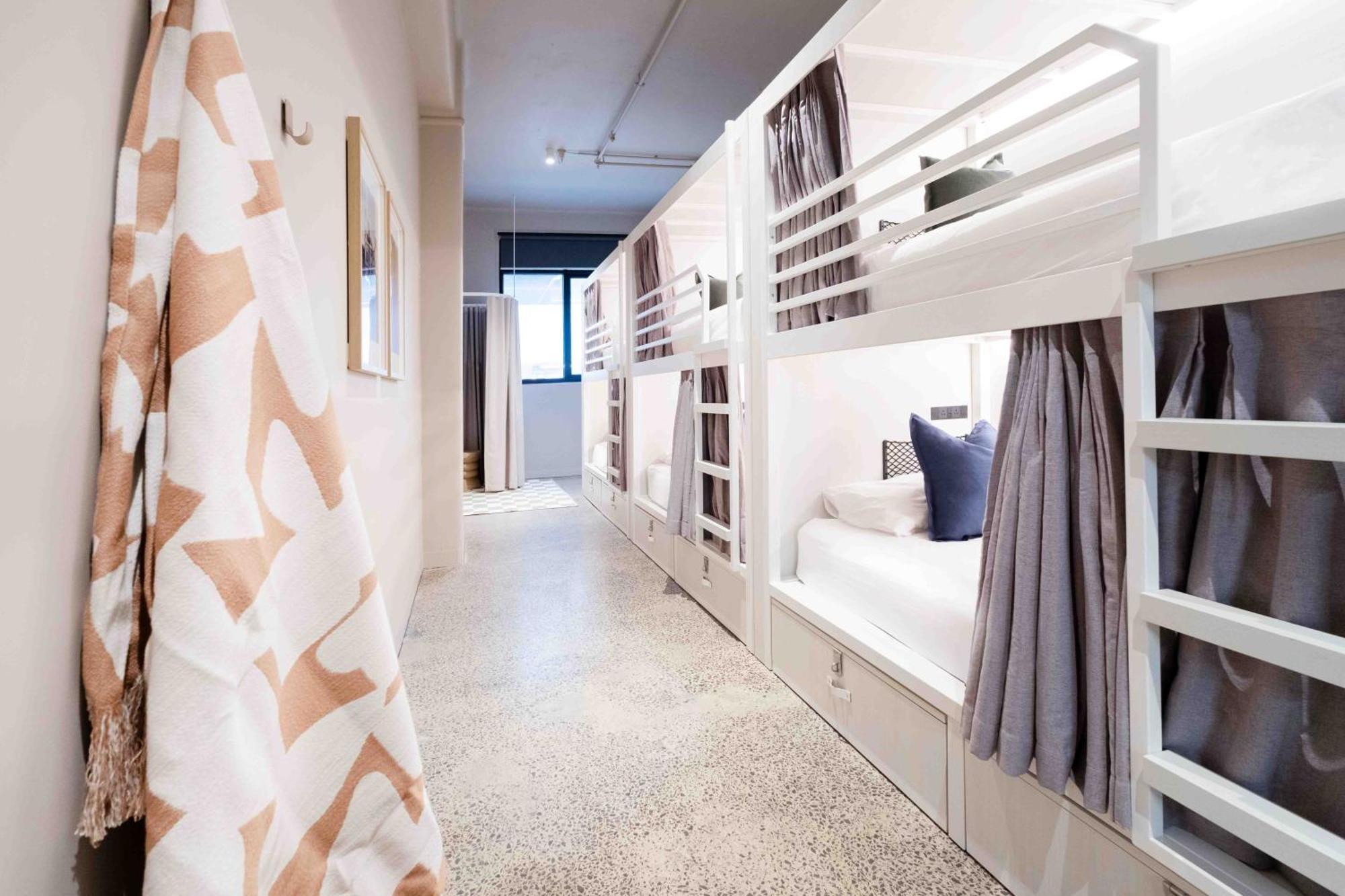 Dortoir Supérieur avec 6 Lits et Salle de Bains Privative
