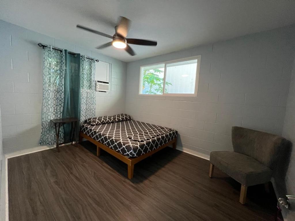 Chambre Lit Queen-Size avec Salle de Bains Commune