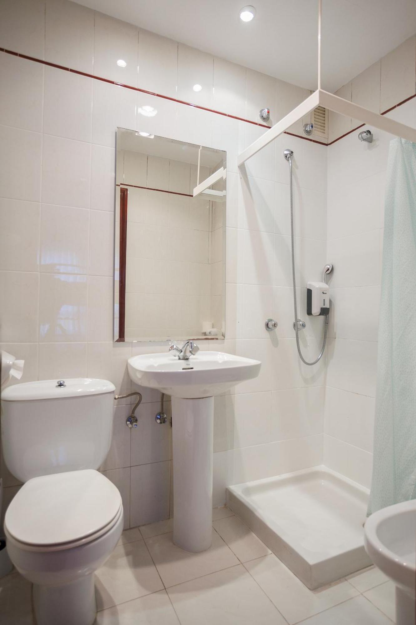 Chambre Double avec Lits Superposés et Salle de Bains Privative
