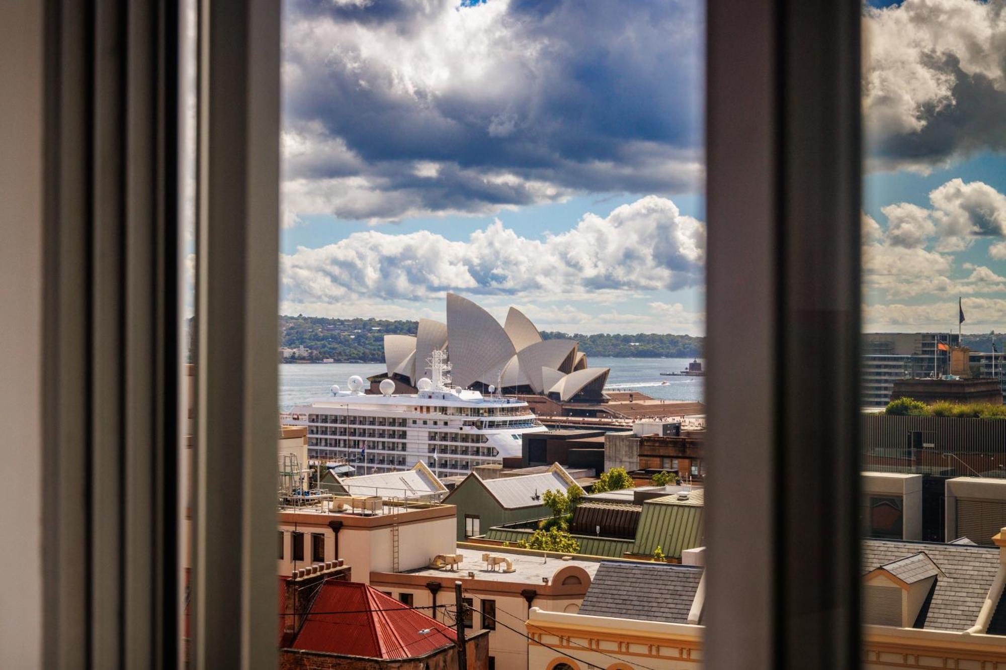 Queen Opera Harbour View Ensuite