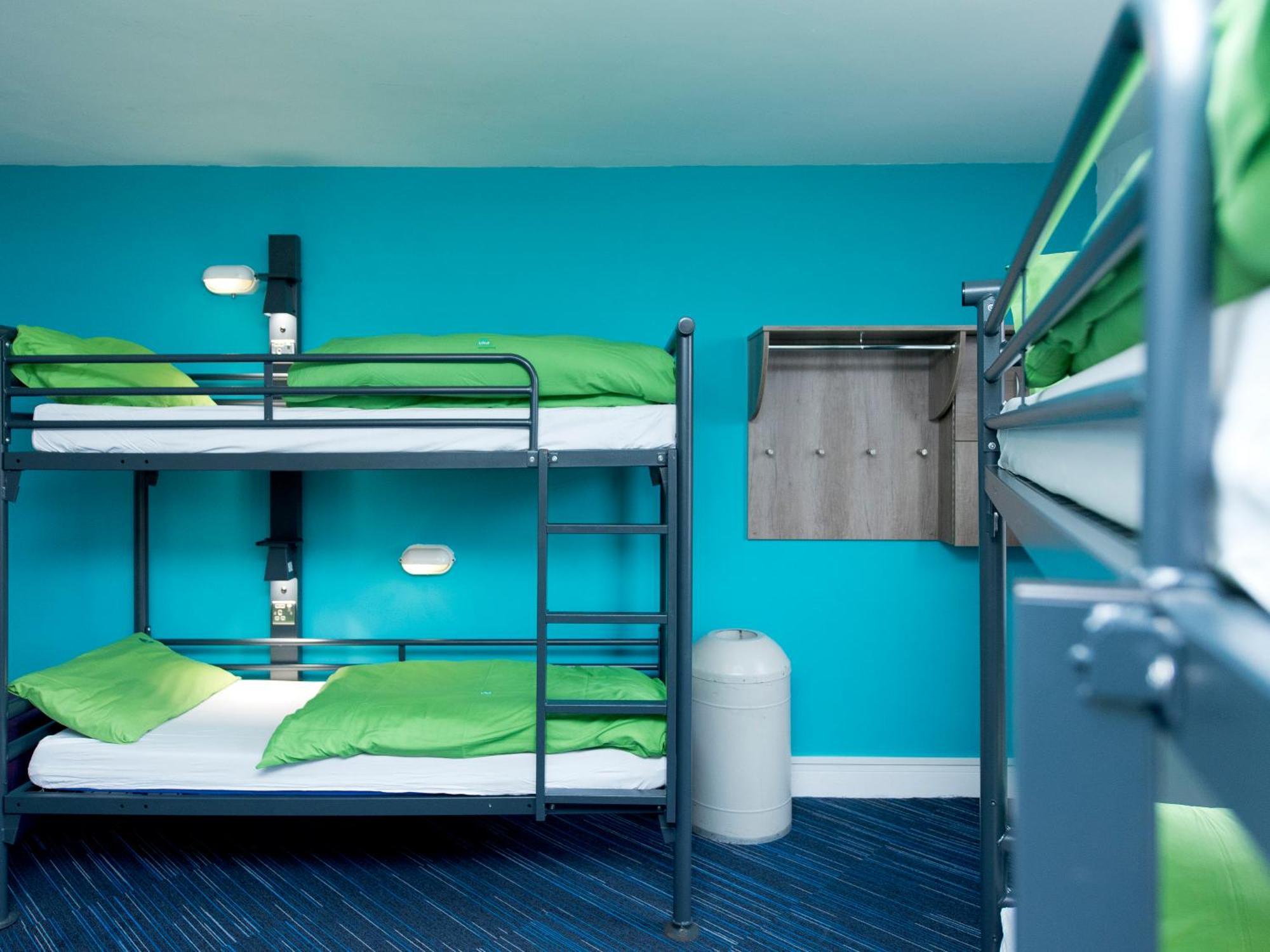 Lits Superposés dans Dortoir Masculin