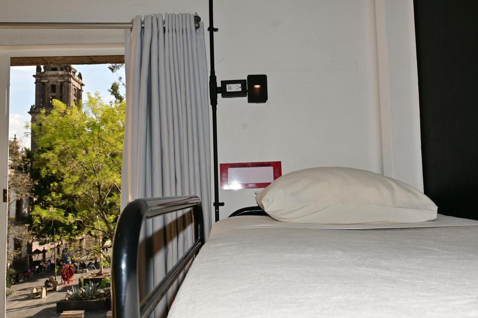Lit dans Dortoir pour Femmes de 6 Lits avec Salle de Bains Commune Intérieure