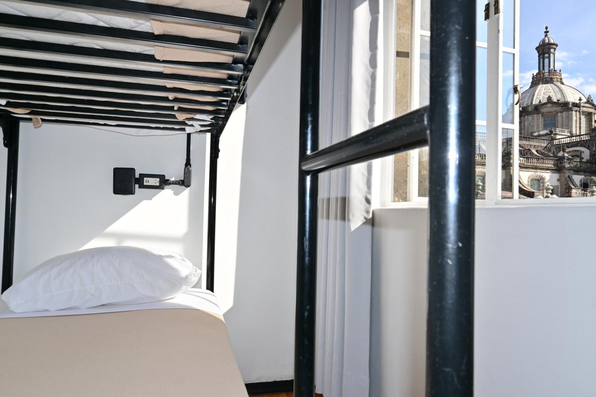Lit dans Dortoir pour Femmes de 6 Lits avec Salle de Bains Commune Extérieure - Vue sur El Zócalo
