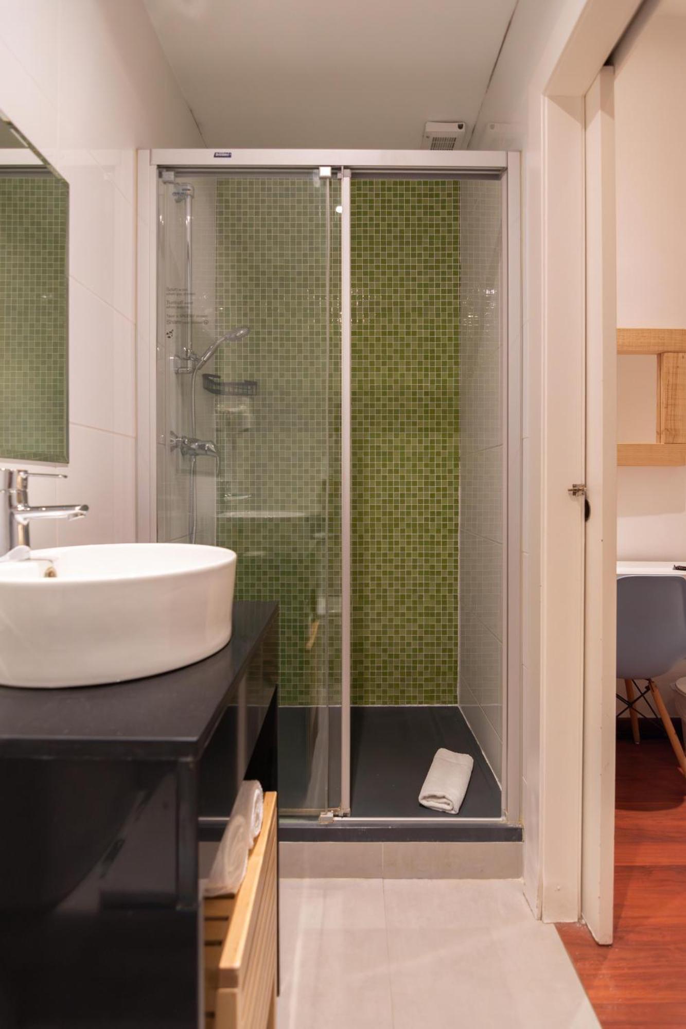 Lit dans Dortoir Féminin de 8 Lits avec Salle de Bains Privative