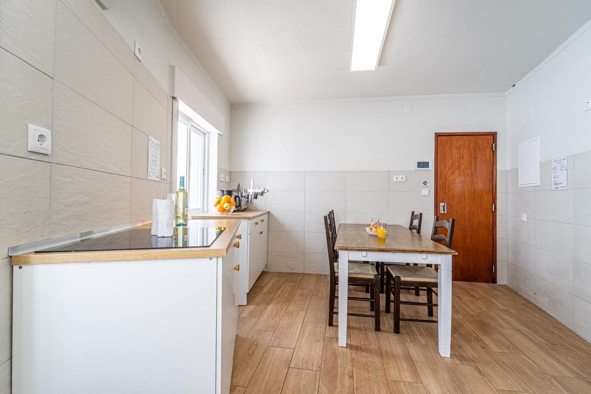 Lit Simple dans Dortoir Mixte